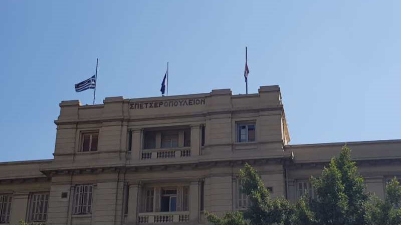 Μεσίστιες οι σημαίες της Ελληνικής Κοινότητας Καΐρου, σε ένδειξη πένθους για τους νεκρούς από τις πυρκαγιές