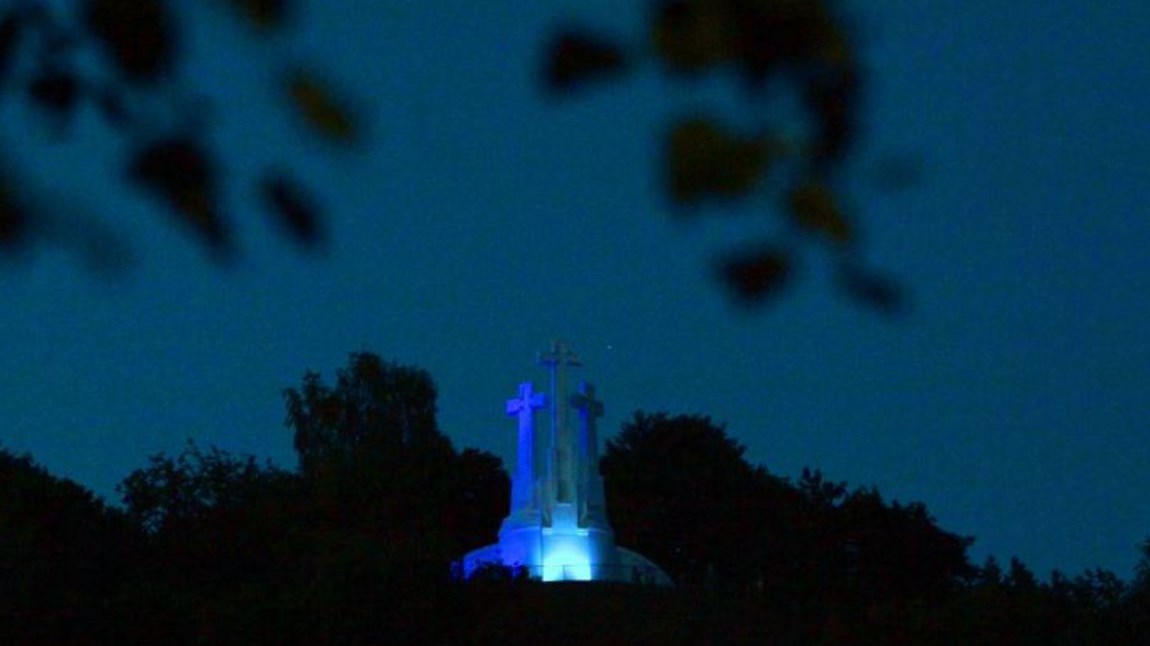Στα χρώματα της Ελλάδας το μνημείο-σύμβολο της Λιθουανίας – ΦΩΤΟ