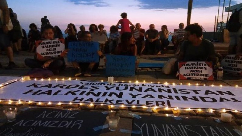 Τούρκοι συγκεντρώθηκαν έξω από το ελληνικό Προξενείο στη Σμύρνη: “Κρατάτε γείτονες” ήταν το μήνυμα τους – ΦΩΤΟ