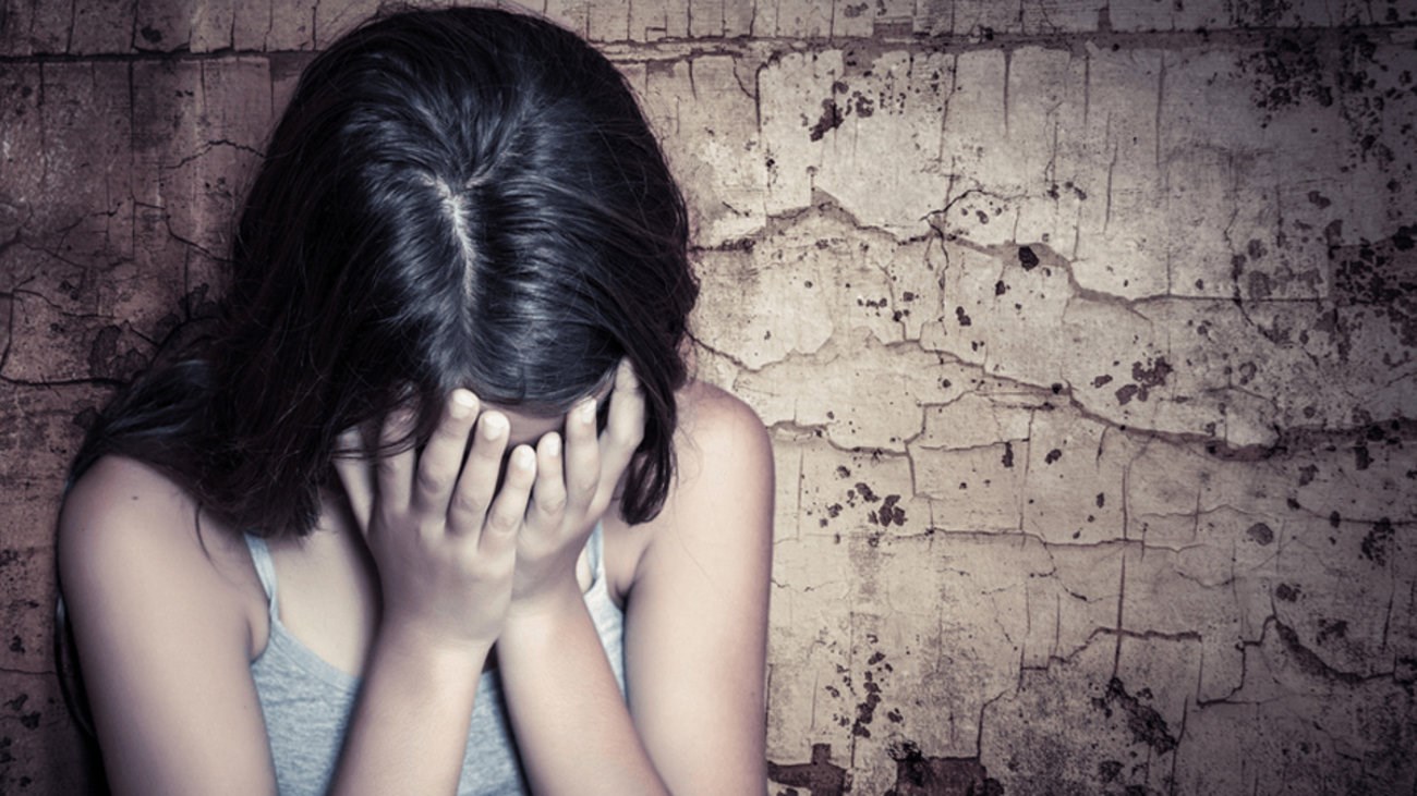 Μητέρα καταγγέλλει τον βιασμό της κόρης της από οικογενειακό φίλο