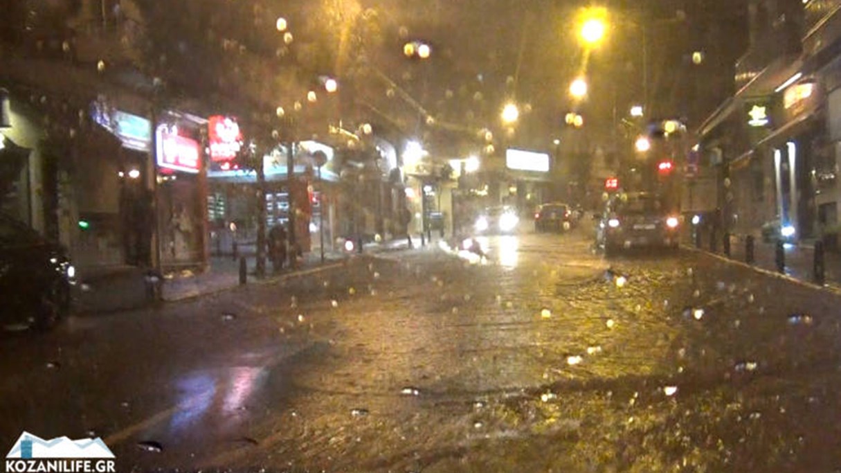 Ισχυρή νεροποντή στην Κοζάνη μετέτρεψε σε ποτάμια τους δρόμους της πόλης – ΒΙΝΤΕΟ