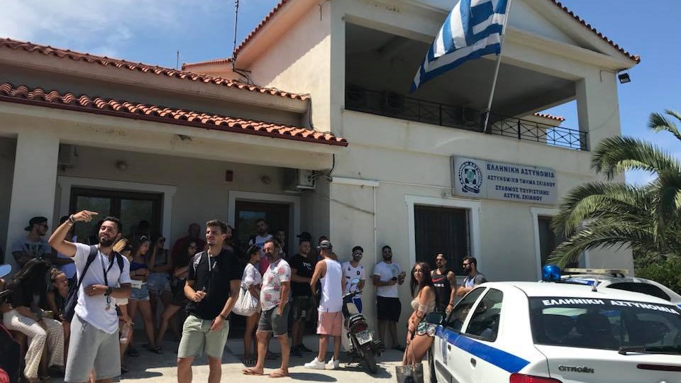 Σκιάθος – Διαμαρτυρία στην αστυνομία επειδή… εφαρμόζεται ο νόμος!