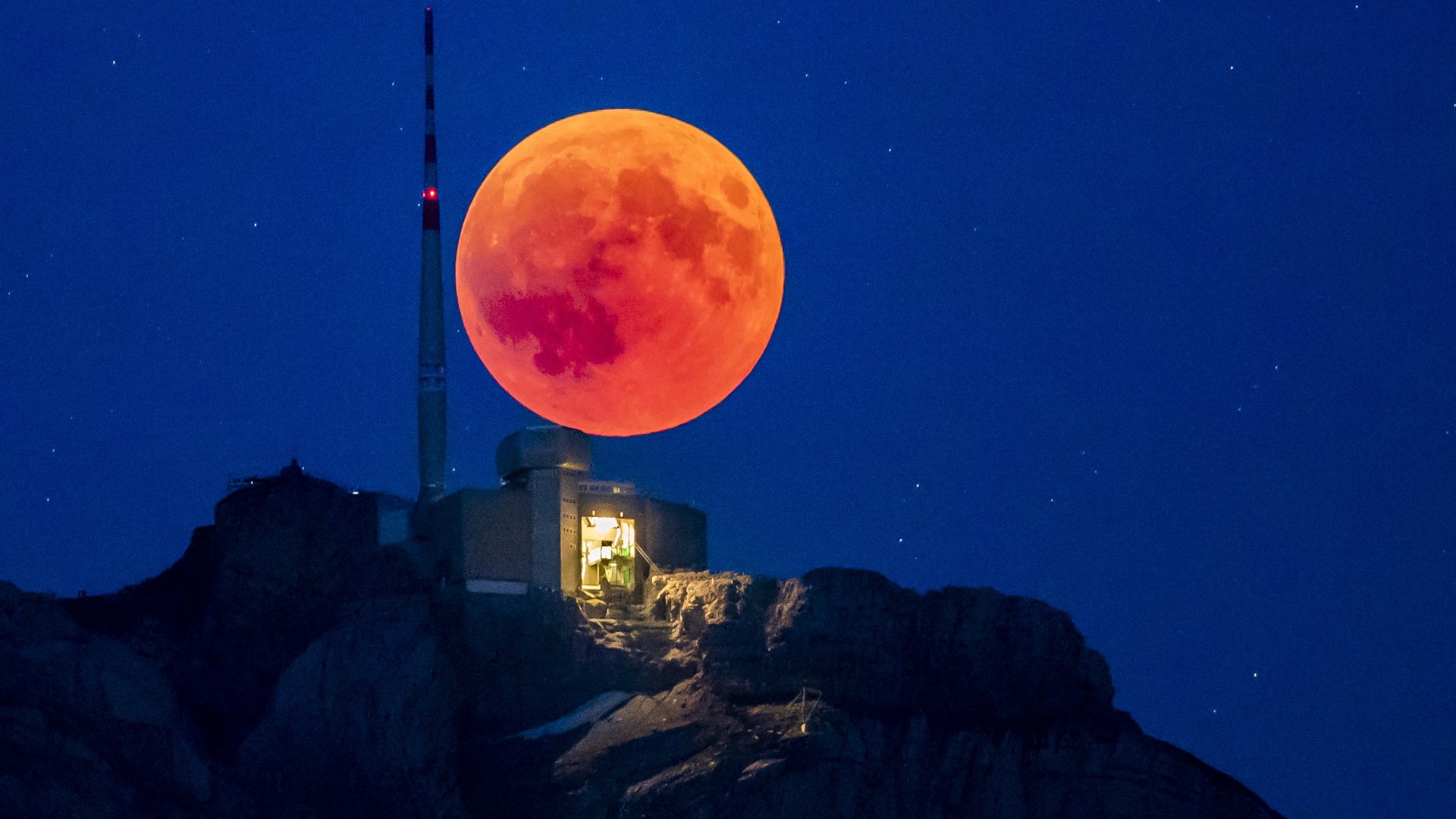 Ελβετία – Εντυπωσιακές εικόνες της «ματωμένης» Σελήνης