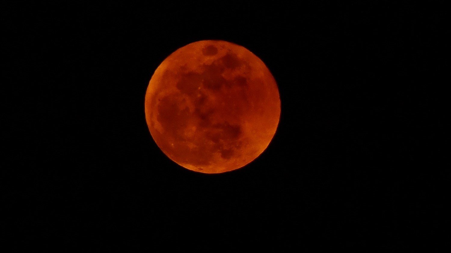 Μαγευτικές εικόνες από το ”ματωμένο” φεγγάρι στο Ναύπλιο – ΦΩΤΟ