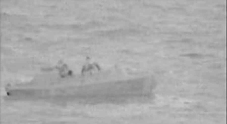 Η στιγμή που η φρεγάτα “ΕΛΛΗ” διασώζει πυρόπληκτο ναυαγό – Συγκλονιστικό ΒΙΝΤΕΟ