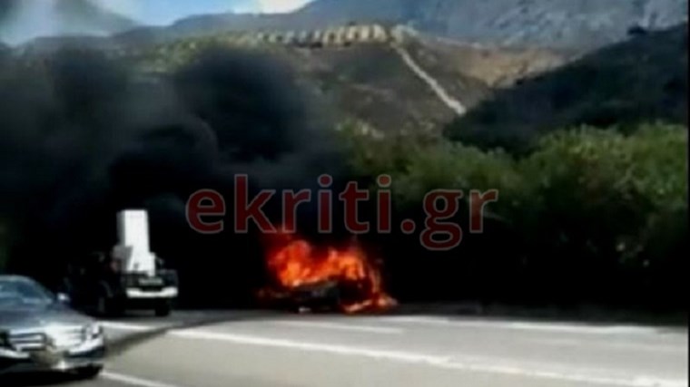 Αυτοκίνητο πήρε φωτιά εν κινήσει – Από θαύμα σώθηκε ο οδηγός – ΒΙΝΤΕΟ