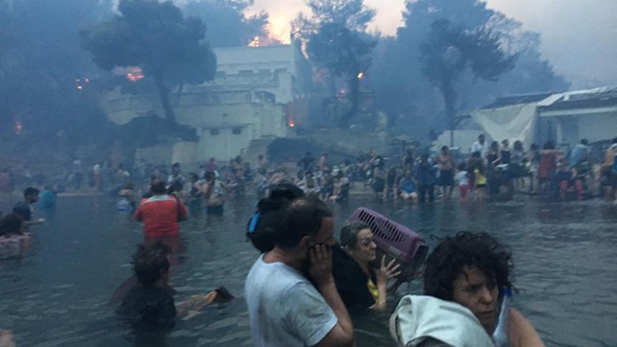 Συγκλονιστικό ντοκουμέντο με ανθρώπους που βουτούσαν στη θάλασσα την ώρα της φονικής πυρκαγιάς – ΒΙΝΤΕΟ – ΦΩΤΟ