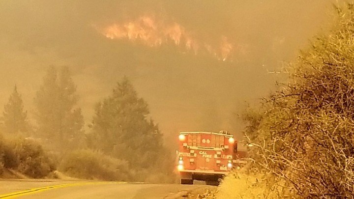 Κατακαίει τα πάντα η πύρινη λαίλαπα στην Καλιφόρνια – Περισσότεροι από 7.000 άνθρωποι εγκατέλειψαν τις εστίες τους