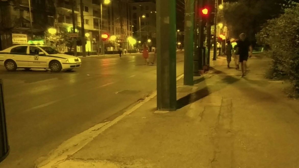 Εικόνα από την λεωφόρο Αμαλίας- Αποκλεισμένοι οι δρόμοι ύστερα από τον εντοπισμό της ύποπτης βαλίτσας στο Μνημείο του Άγνωστου Στρατιώτη- ΤΩΡΑ