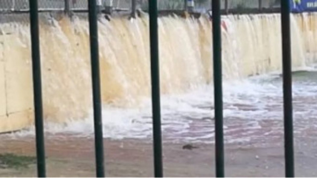 Σε λίμνη μετατράπηκε το γήπεδο της Παλλήνης από την καταιγίδα – ΒΙΝΤΕΟ