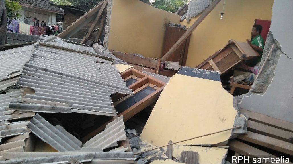 Τουλάχιστον τρεις νεκροί από τον ισχυρό σεισμό στην Ινδονησία