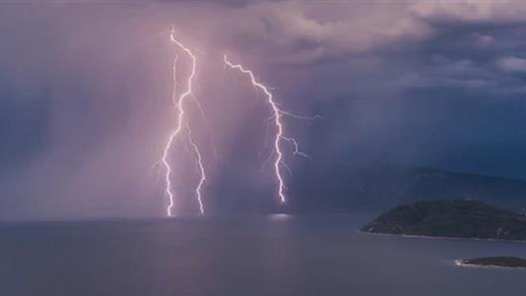 Ισχυρές μπόρες και τοπικές καταιγίδες την Κυριακή