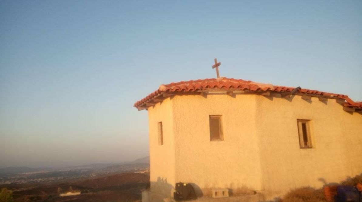 Η συγκινητική πράξη ενός επιπυραγού για να τιμήσει τους νεκρούς της τραγωδίας στο Μάτι – ΦΩΤΟ