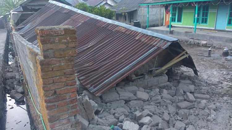 Τουλάχιστον 14 νεκροί και 162 τραυματίες από τον ισχυρό σεισμό στην Ινδονησία