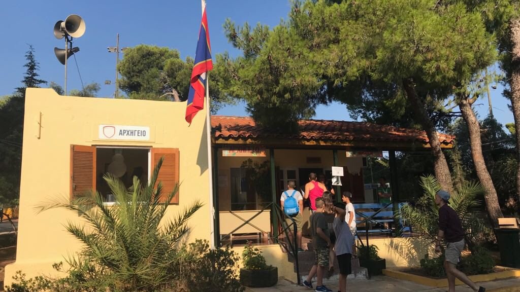 Άνοιξαν ξανά οι κατασκηνώσεις στον Άγιο Ανδρέα έξι ημέρες μετά τη φονική πυρκαγιά