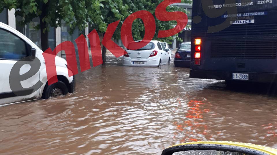 Ακινητοποιημένα τα αυτοκίνητα στη συμβολή της Μιχαλακοπούλου με τη Μεσογείων- ΦΩΤΟ αναγνώστη- ΤΩΡΑ