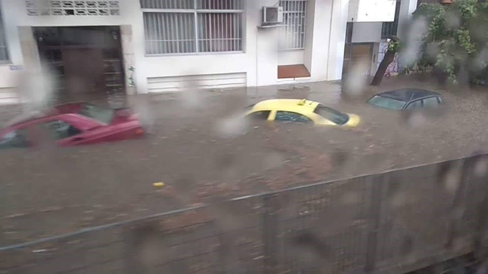 Βούλιαξαν αυτοκίνητα στον Περισσό από τη σφοδρή καταιγίδα – ΒΙΝΤΕΟ