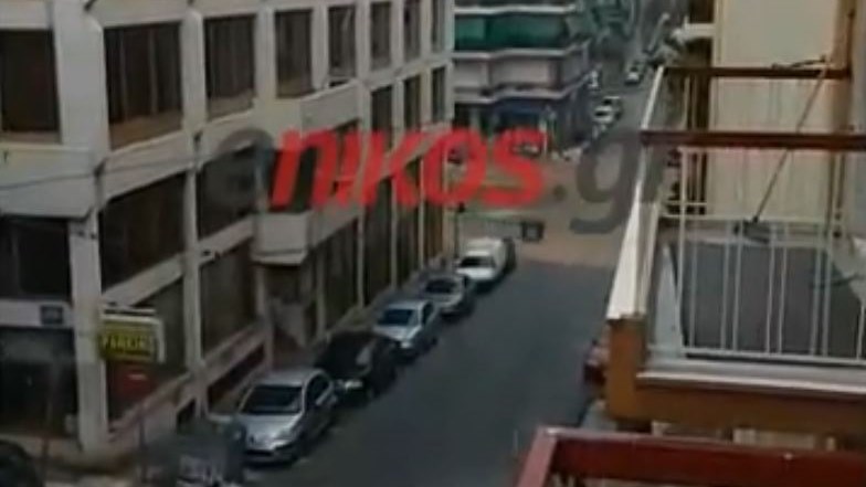 Τα ορμητικά νερά παρέσυραν κάδους απορριμμάτων στους Αμπελόκηπους – ΒΙΝΤΕΟ αναγνώστη