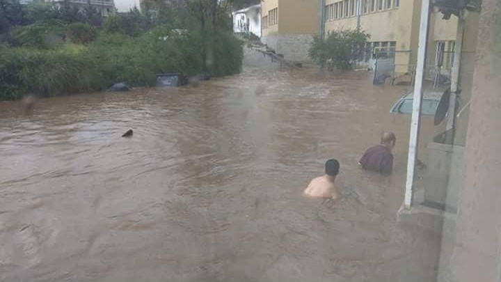 Φωτογραφία-σοκ: “Κολυμπούν” έξω από το νοσοκομείο “Σωτηρία”