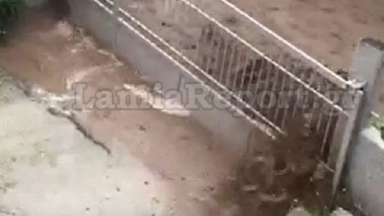 Σφοδρή βροχόπτωση στη Δυτική Φθιώτιδα – Ποτάμια οι δρόμοι – ΒΙΝΤΕΟ
