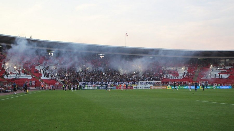 Πανό στα ελληνικά από τους οπαδούς του Ερυθρού Αστέρα για τα θύματα των φονικών πυρκαγιών – ΒΙΝΤΕΟ