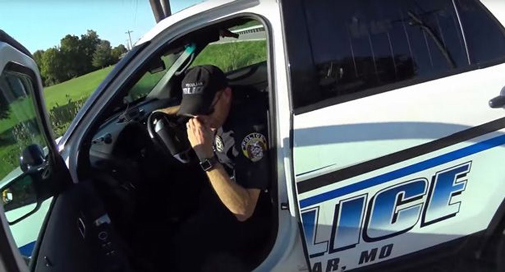 Περιπολικό έπεσε πάνω σε ποδηλάτη – Ο αστυνομικός ήταν… απασχολημένος με το κινητό του – ΒΙΝΤΕΟ