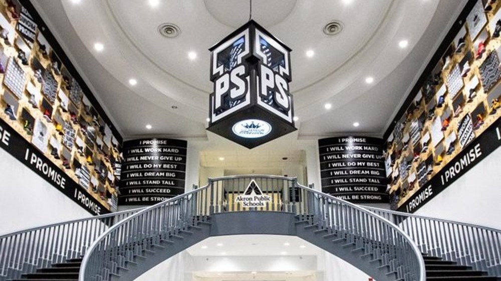 Ο ΛεΜπρόν Τζέιμς έφτιαξε σχολείο για τα παιδιά της γενέτειράς του