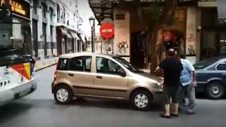 Οδηγός ΙΧ δεν έβαλε χειρόφρενο και έκοψε την κυκλοφορία στη Θεσσαλονίκη – ΒΙΝΤΕΟ