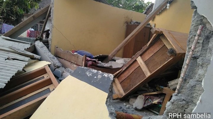 Εκατοντάδες αποκλεισμένοι στην Ινδονησία μετά τον ισχυρό σεισμό