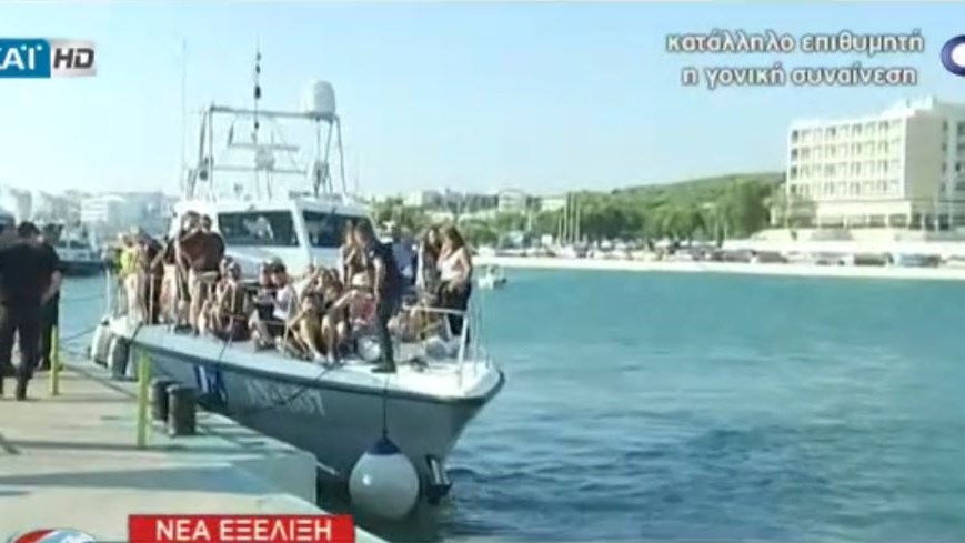 Εικόνες από τη μεταφορά των επιβατών του FLYING CAT 4 που προσέκρουσε στο λιμάνι της Ραφήνας – ΒΙΝΤΕΟ