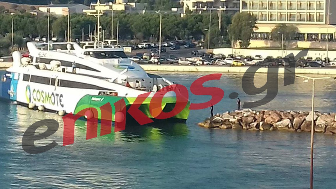 Φωτογραφίες αναγνώστη από τη στιγμή της πρόσκρουσης του FLYING CAΤ 4 στον λιμενοβραχίονα της Ραφήνας