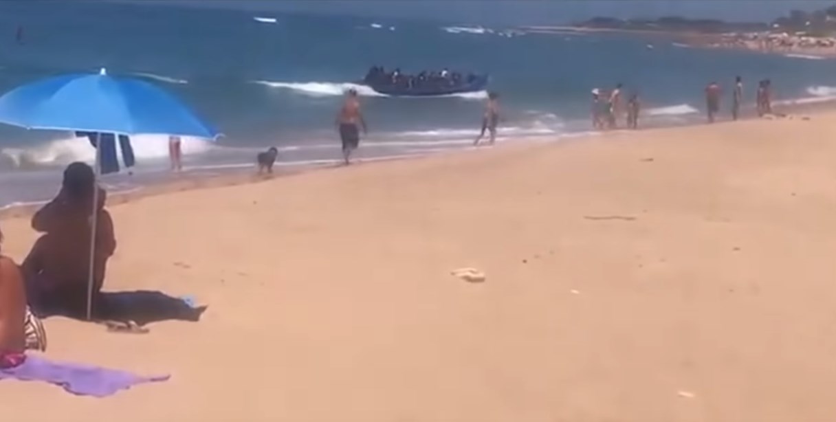 Μετανάστες πηδούν από βάρκα σε δημοφιλή παραλία στην Ισπανία – ΒΙΝΤΕΟ