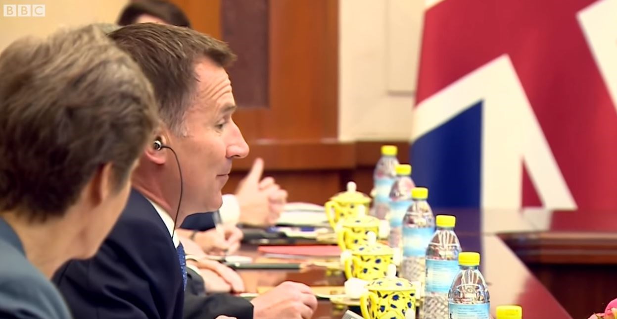 Γκάφα ολκής από τον ΥΠΕΞ της Βρετανίας – Ξέχασε από ποια χώρα είναι η… γυναίκα του – ΒΙΝΤΕΟ