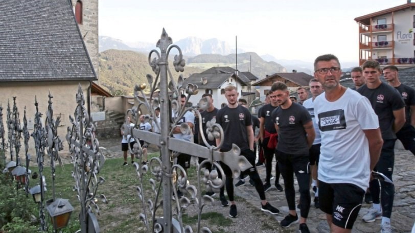 Πήγε τους παίκτες του σε νεκροταφείο για να ακούσουν κήρυγμα από έναν πάστορα