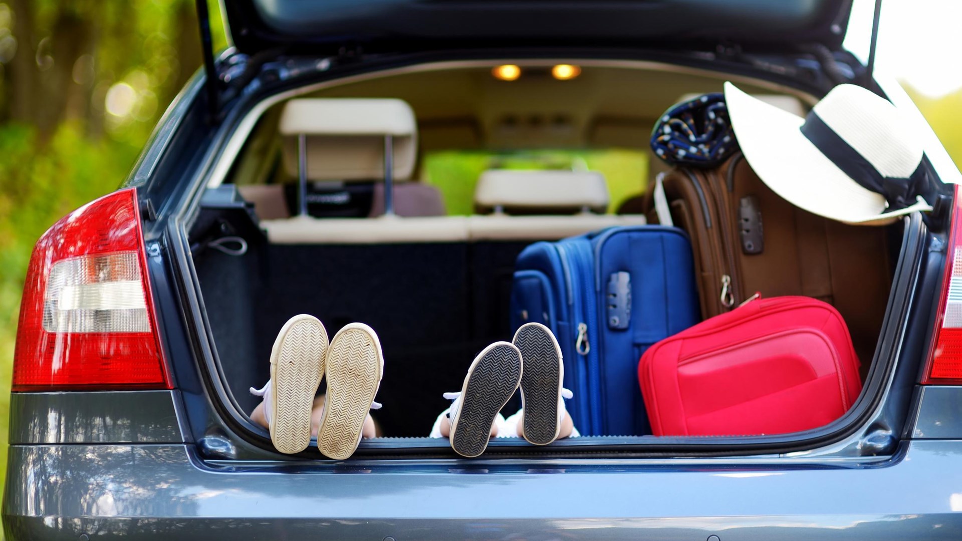 Έφτασε η ώρα των διακοπών; Δείτε πώς να φορτώσετε σωστά και με ασφάλεια τις αποσκευές σας στο αυτοκίνητο
