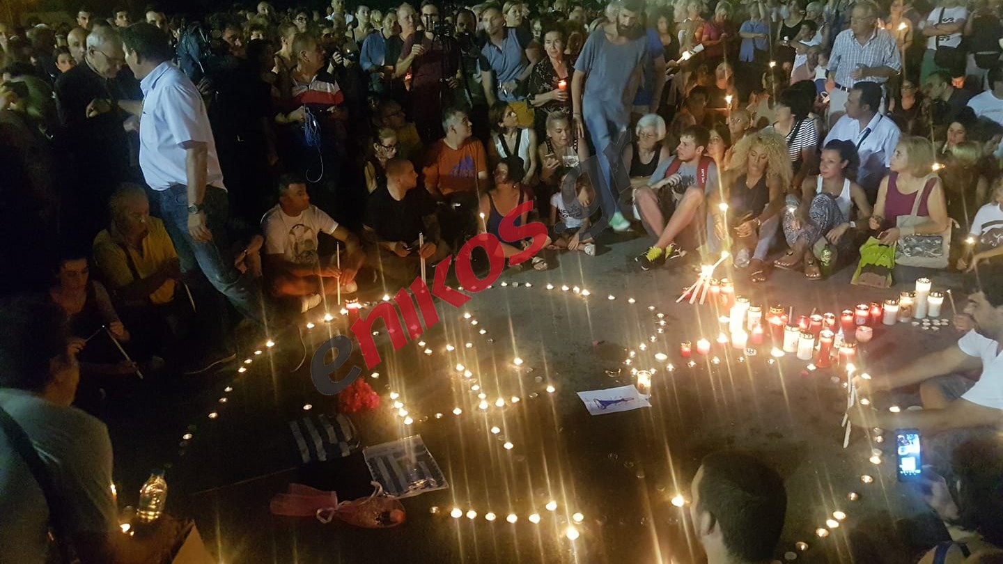 Εκατοντάδες πολίτες στη συγκέντρωση στο Σύνταγμα στη μνήμη των νεκρών της φονικής πυρκαγιάς – ΦΩΤΟ αναγνώστη
