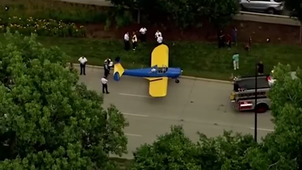 Αεροσκάφος έκανε έκτακτη προσγείωση στη… μέση του δρόμου – ΒΙΝΤΕΟ