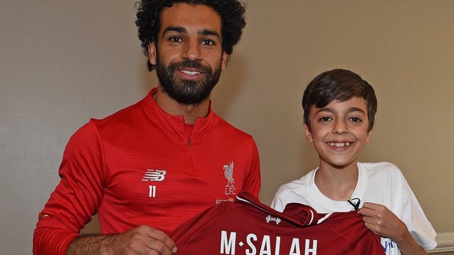 Ο Σαλάχ έκανε πραγματικότητα το όνειρο ενός μικρού Σύρου πρόσφυγα με πρόβλημα υγείας – ΒΙΝΤΕΟ