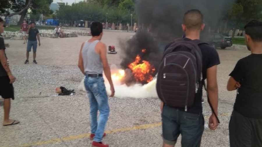 Φωτιά στο πλακόστρωτο της παραλιακής της Θεσσαλονίκης – ΦΩΤΟ