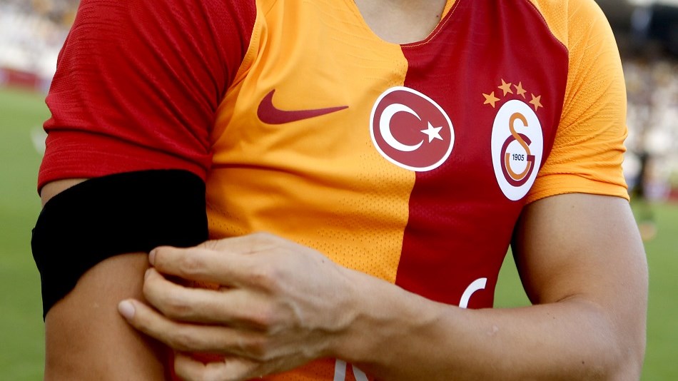 Το πανό από τους οπαδούς της Γαλατά που θα συζητηθεί: Το Αιγαίο ανήκει στα ψάρια του, καήκαμε όλοι μαζί στο Μάτι