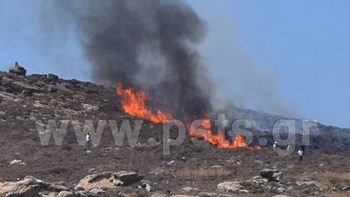 Συνεχίζεται η πυρκαγιά στο νησί της Πάρου – Δεν απειλείται κατοικημένη περιοχή