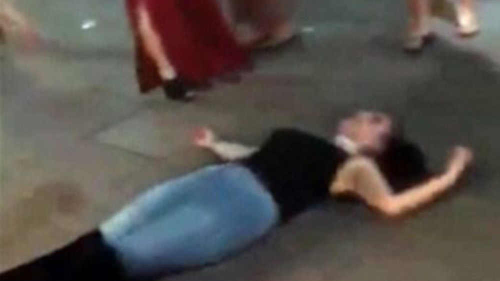 Βίντεο ΣΟΚ- 20χρονος γρονθοκόπησε και άφησε αναίσθητη γυναίκα – Η αντίδραση της μητέρας του