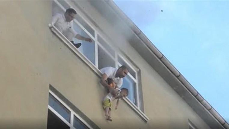 Δραματική διάσωση παιδιού από φλεγόμενο διαμέρισμα – ΒΙΝΤΕΟ – ΦΩΤΟ