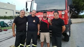 Η συγκινητική ιστορία εθελοντή από τη Χίο – Ήρθε στη Ραφήνα με δικά του έξοδα και ρίχτηκε στη μάχη με τις φλόγες