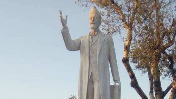 Βάνδαλοι έβαψαν…πράσινα τα νύχια στο άγαλμα του Βενιζέλου στη Θεσσαλονίκη – ΦΩΤΟ