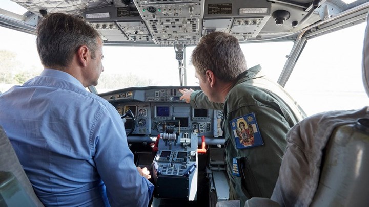 Μητσοτάκης: Προτεραιότητα η επισκευή και συντήρηση των πυροσβεστικών αεροσκαφών – ΦΩΤΟ