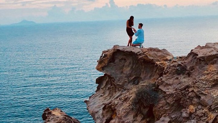Η παραμυθένια πρόταση γάμου στη Σαντορίνη που έγινε viral – Το Twitter αναζητά το ζευγάρι – ΦΩΤΟ