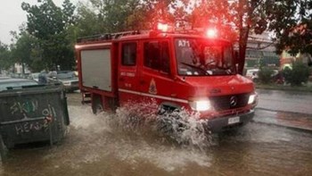 Μεγάλα προβλήματα από την καταιγίδα στη Θεσσαλονίκη: Πλημμύρισαν σπίτια – «Ποτάμι» η εξωτερική περιφερειακή οδός – ΒΙΝΤΕΟ