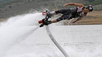 Σοβαρός τραυματισμός τουρίστα που έκανε flyboard στη Σαντορίνη