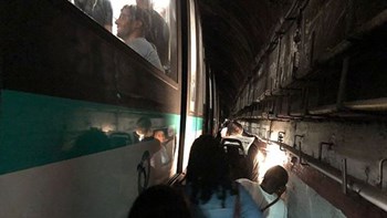 Παρέλυσε το Παρίσι από βλάβη στο μετρό – Έγινε εκκένωση από 3.000 επιβάτες μέσα στο σκοτάδι – ΒΙΝΤΕΟ